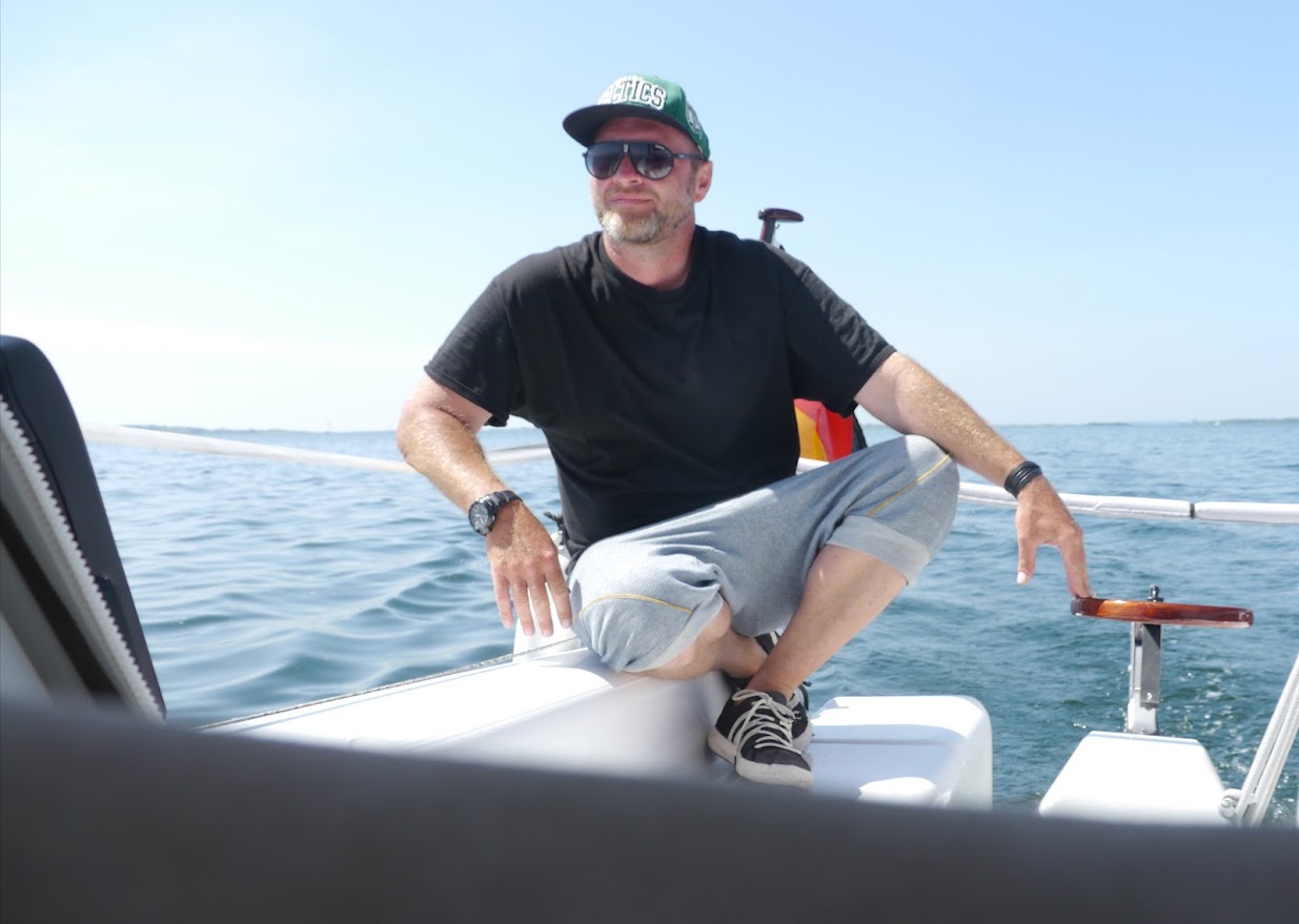 Stephan Boden einhand auf See, während er sein Segelboot steuert