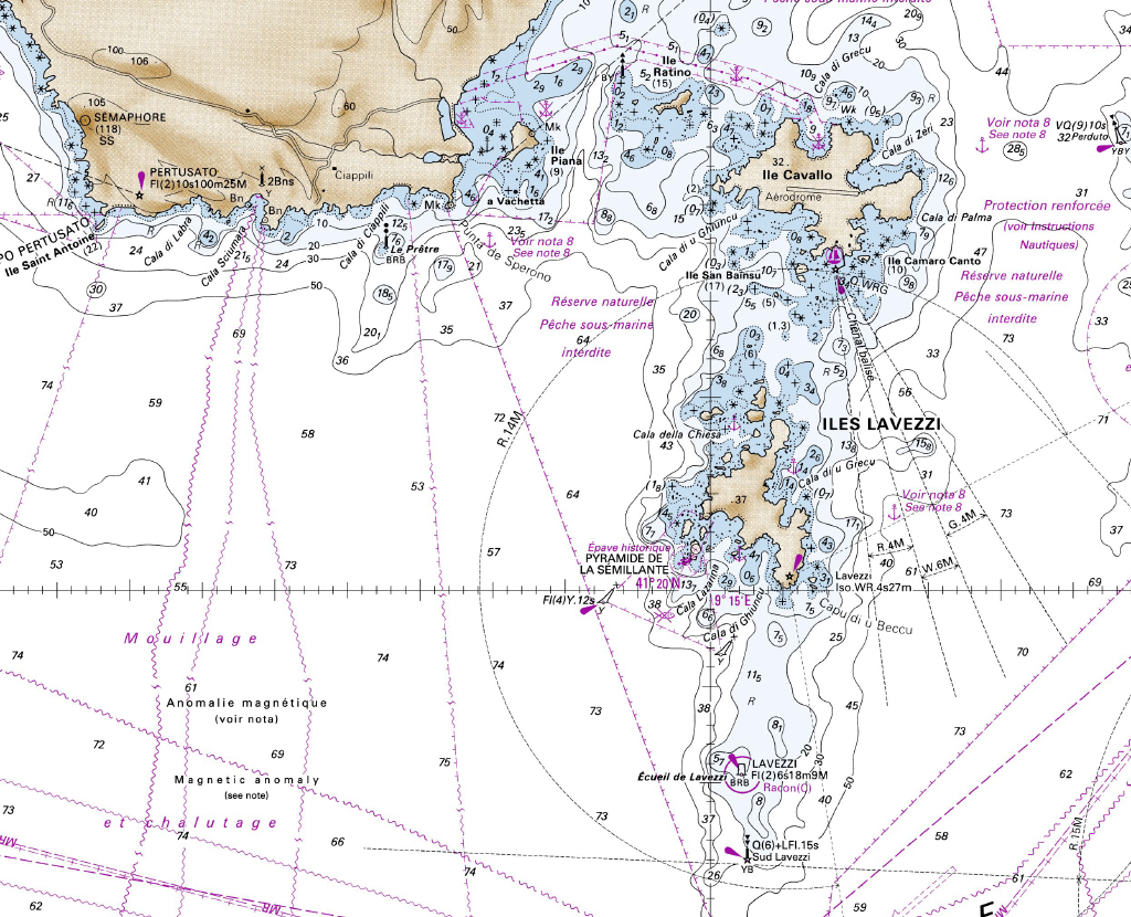 Ausschnitt der Seekarte SHOM7024 für die Ansteuerung der Lavezzi Inselns und der Südspitze von Korsika mit allen Details auch im Flachwasserbereich und Nautischen Informationen.
