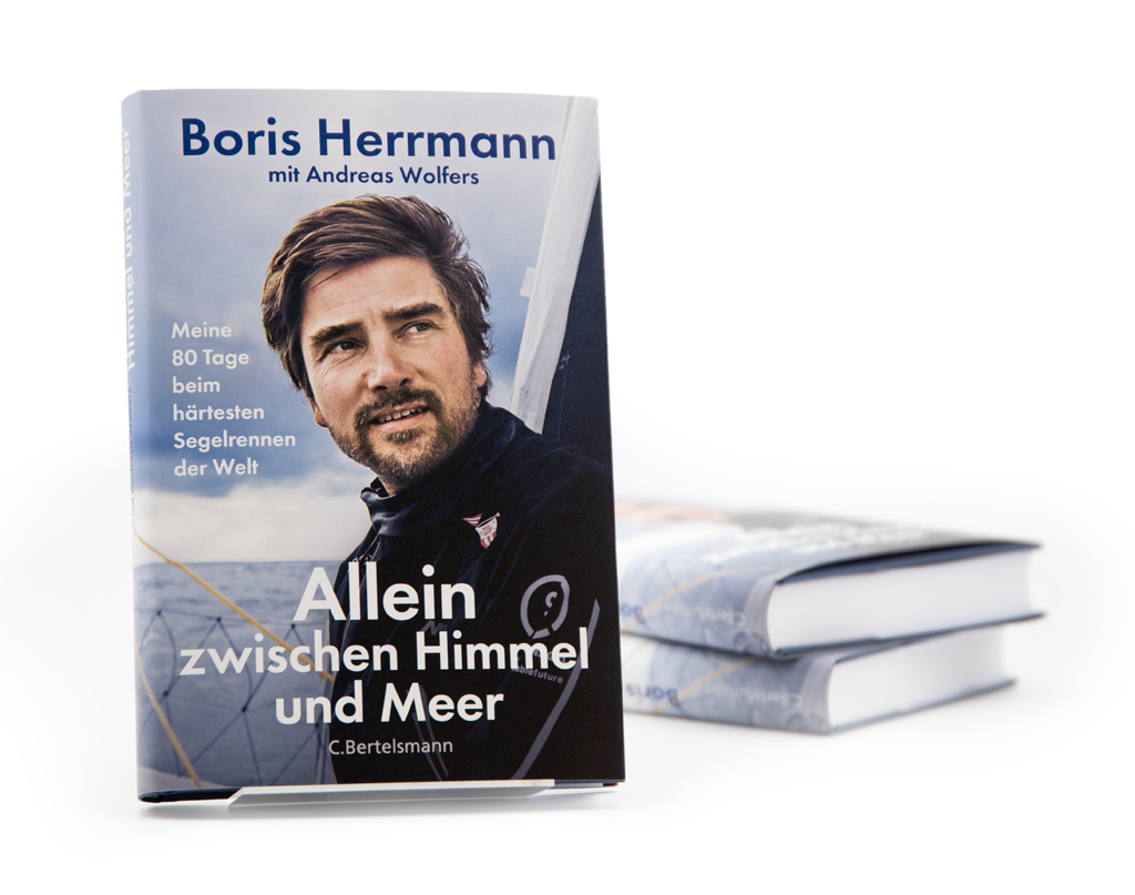 Der Reisebericht Allein zwischen Himmel und Meer von Boris Herrmann erscheint als gebundene Ausgabe mit Schutzumschlag und ist bei HanseNautic verfügbar.